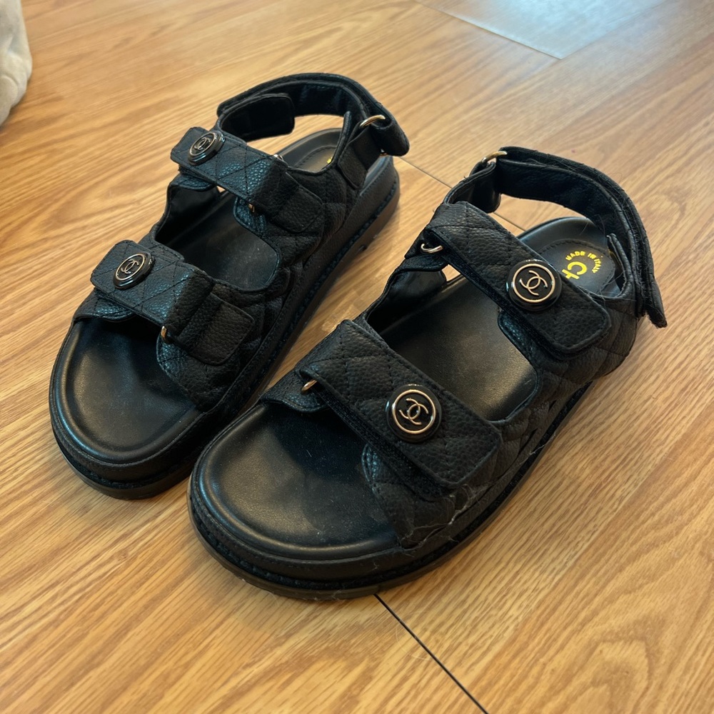 Source Unknown Black Quilted Strap Sandals with Gold-Tone Logo Accents